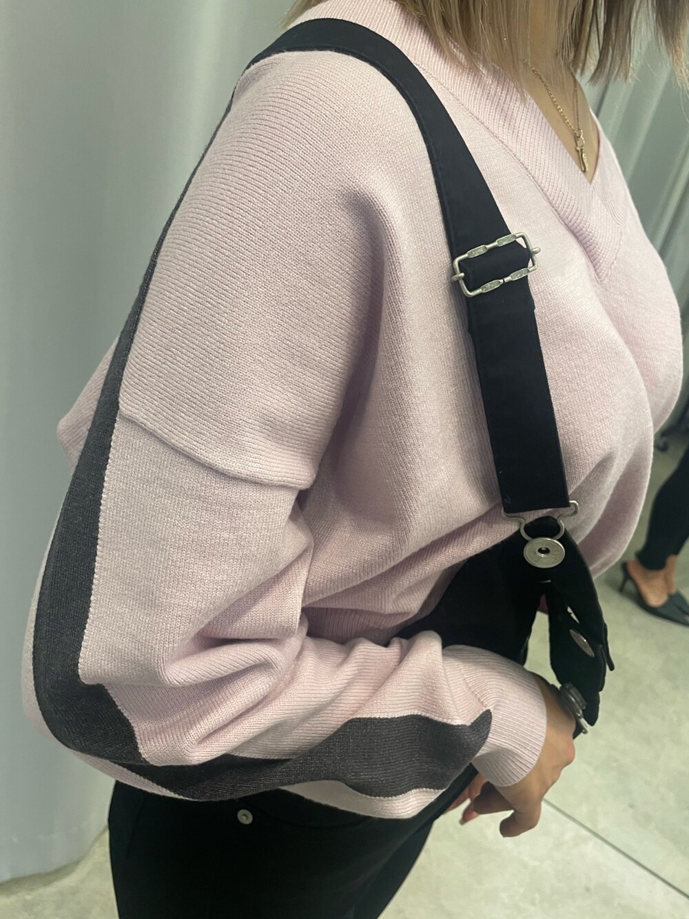 ブラック系のサロペット/オーバーオール、ピンク系のニット/セーター、ブラック系のダウンジャケット/コートを着用したレディースの冬コーディネートの8枚目の写真