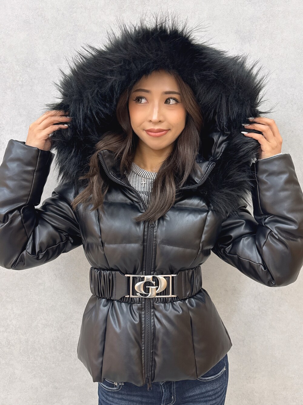 ホワイト系のニット/セーター、ブルー系のデニムパンツ、ブラック系のブーツを着用したレディースの秋コーディネートの4枚目の写真