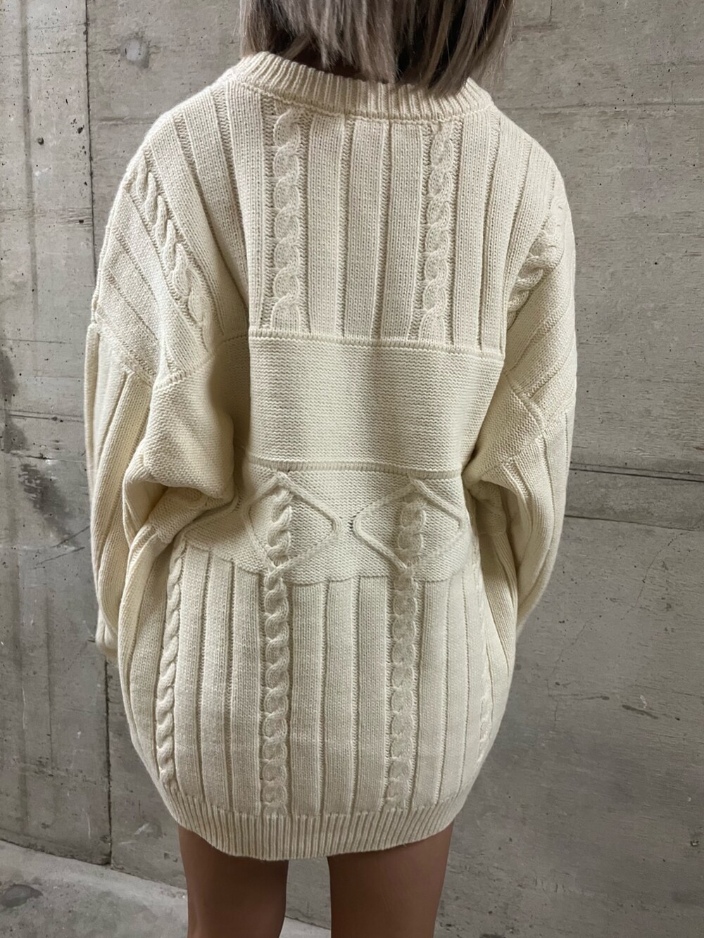 グリーン系のニット/セーター、ホワイト系のニット/セーター、ブラック系のブーツを着用したレディースの秋コーディネートの7枚目の写真