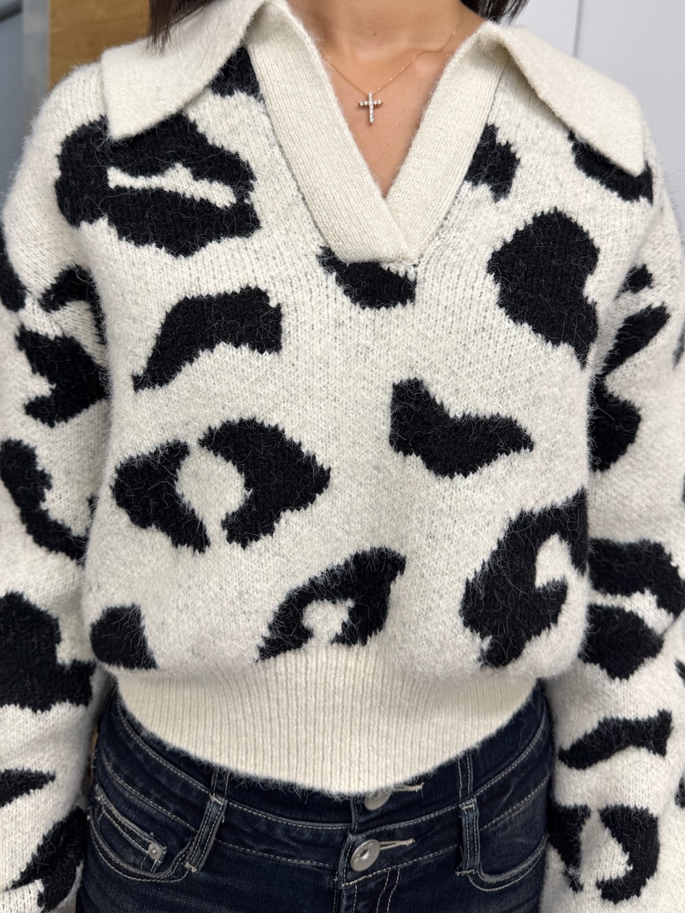 その他のニット/セーター、ブルー系のデニムパンツ、ブラック系のブーツを着用したレディースの秋コーディネートの6枚目の写真