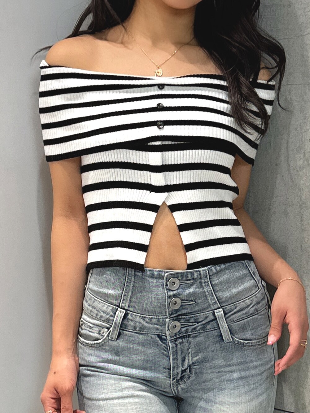 その他のニット/セーター、ブルー系のデニムパンツ、ホワイト系のパンプスを着用したレディースの夏コーディネートの5枚目の写真