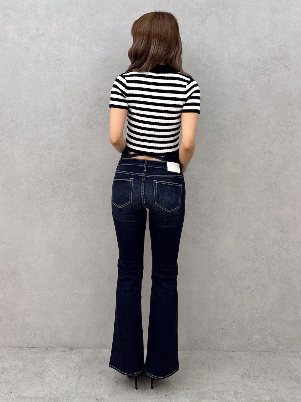 その他のニット/セーター、ブルー系のデニムパンツ、ブラック系のパンプスを着用したレディースの春コーディネートの4枚目の写真