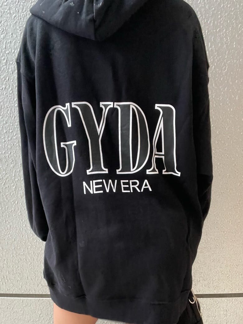 ブラック系のブーツ、ブラック系のバックパック/リュック、ブラック系のTシャツ/カットソーを着用したレディースの秋コーディネートの8枚目の写真