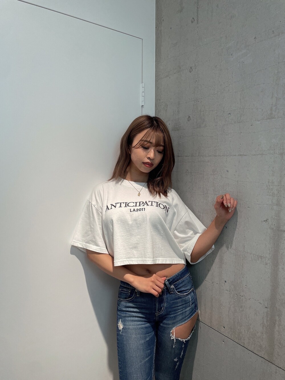 ホワイト系のTシャツ/カットソー、ブルー系のデニムパンツ、ブラック系のパンプスを着用したレディースの夏コーディネートの6枚目の写真