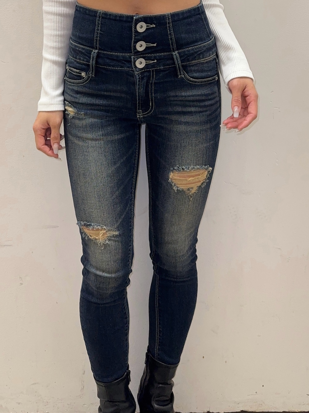 ホワイト系のTシャツ/カットソー、ブラウン系のムートンコート、ブルー系のデニムパンツを着用したレディースの秋コーディネートの6枚目の写真