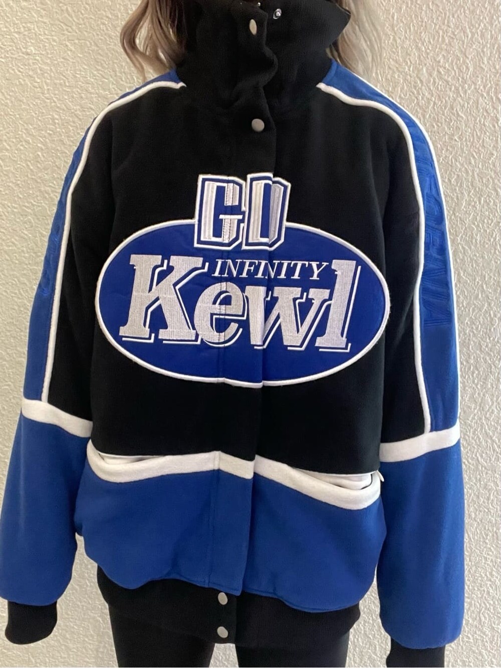 ブラック系のブルゾン、ブラック系のパンプスを着用したレディースの秋コーディネートの5枚目の写真