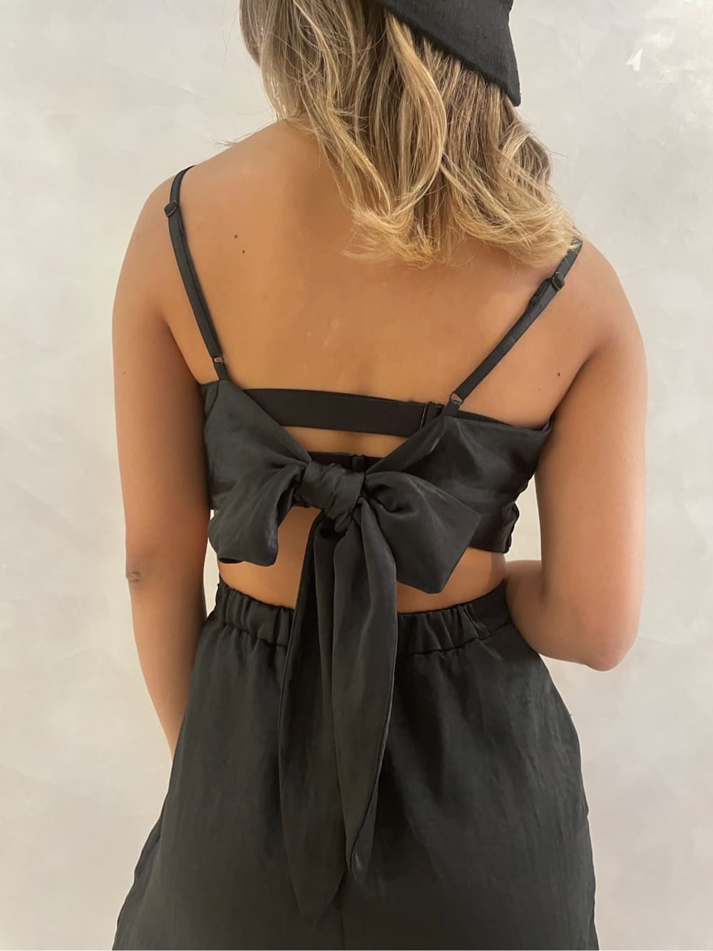 ブラック系のつなぎ/オールインワン、ホワイト系のシャツ/ブラウス、ブラック系のハットを着用したレディースの夏コーディネートの6枚目の写真