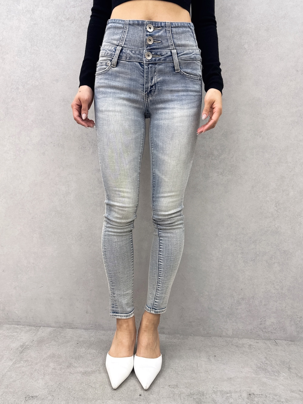 ブラック系のニット/セーター、ブルー系のデニムパンツ、ホワイト系のパンプスを着用したレディースの春コーディネートの7枚目の写真