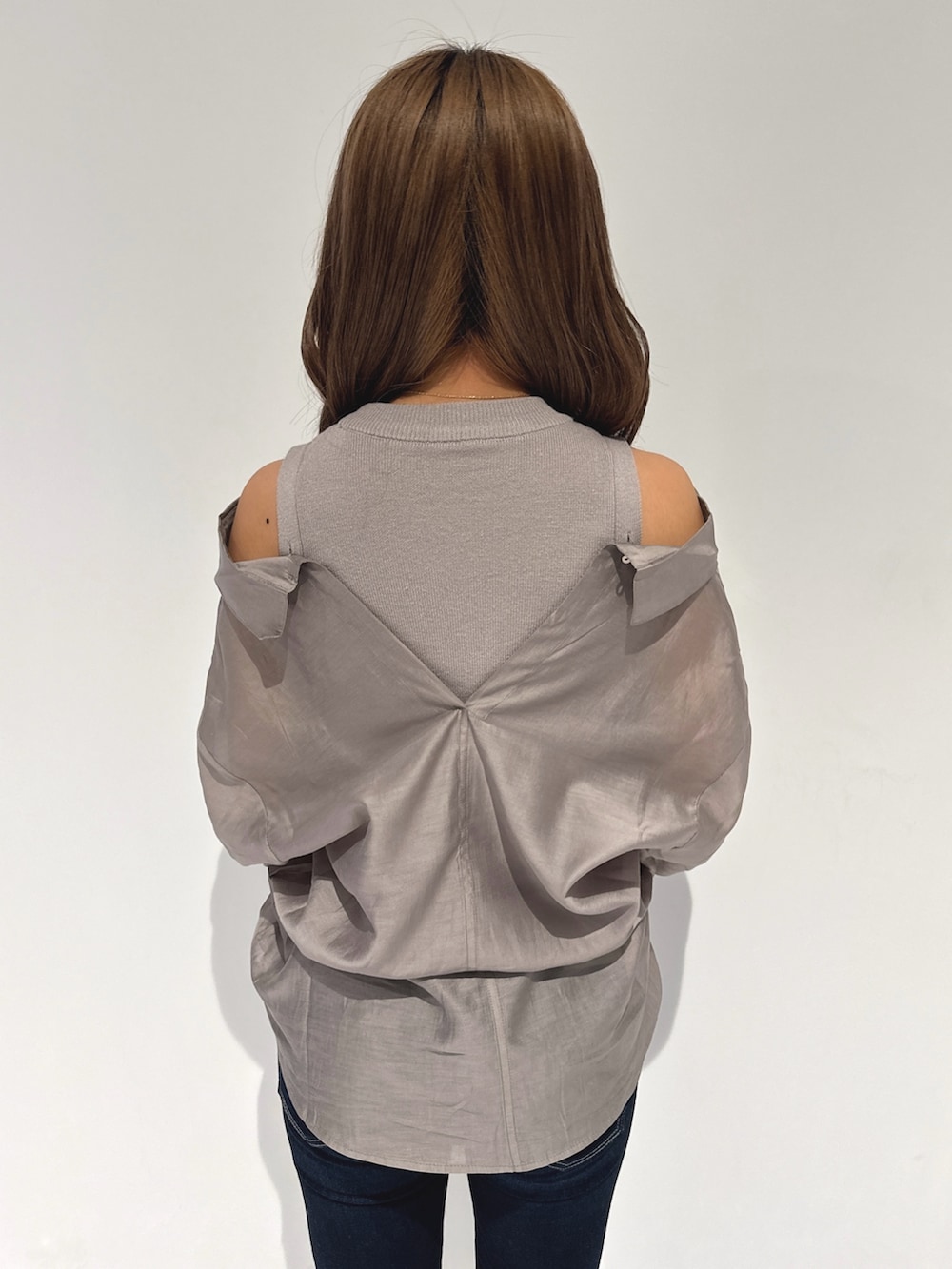 ベージュ系のシャツ/ブラウス、ブルー系のデニムパンツ、ホワイト系のパンプスを着用したレディースの春コーディネートの7枚目の写真