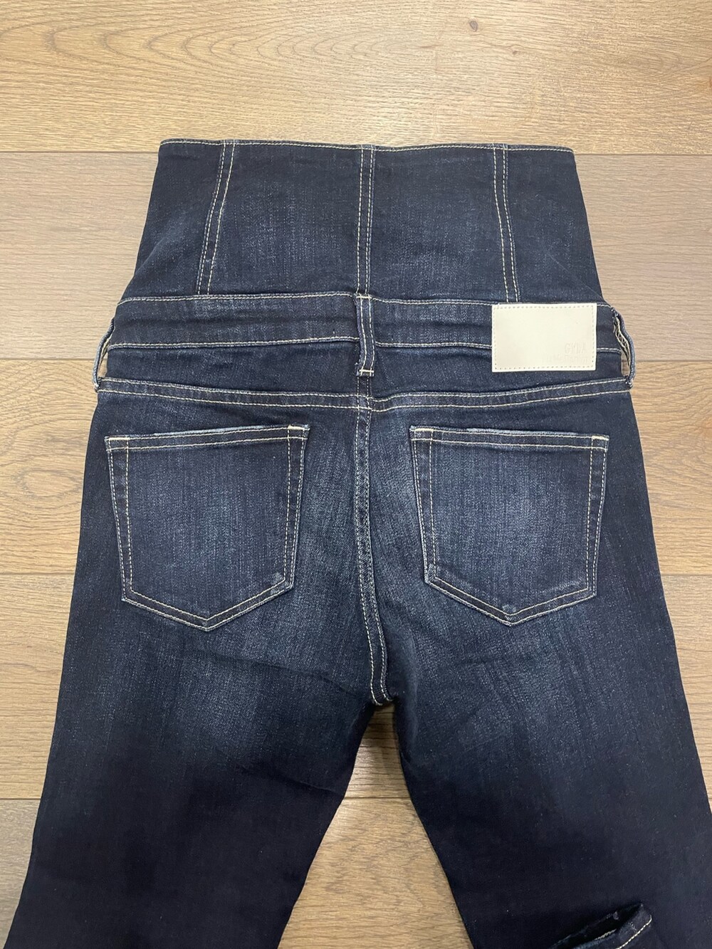 ブルー系のパンツ、ホワイト系のニット/セーター、ブラック系のブーツを着用したレディースの秋コーディネートの8枚目の写真