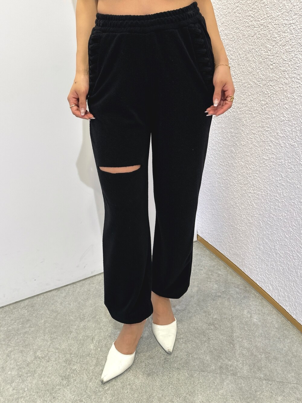 ブラック系のチューブトップ、ブラック系のその他パンツ、ホワイト系のパンプスを着用したレディースの春コーディネートの8枚目の写真