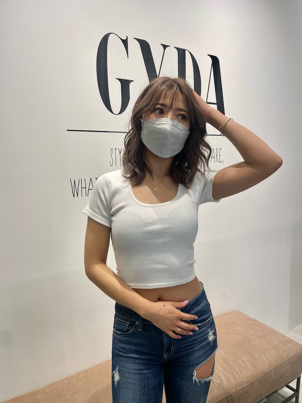 ホワイト系のTシャツ/カットソー、ブルー系のデニムパンツを着用したレディースの春コーディネートの2枚目の写真