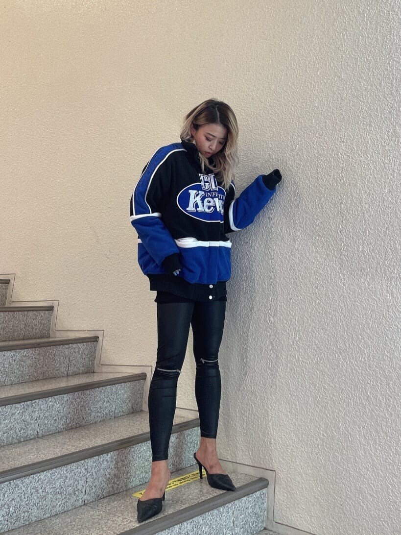 ブラック系のブルゾン、ブラック系のパンプスを着用したレディースの秋コーディネートの2枚目の写真