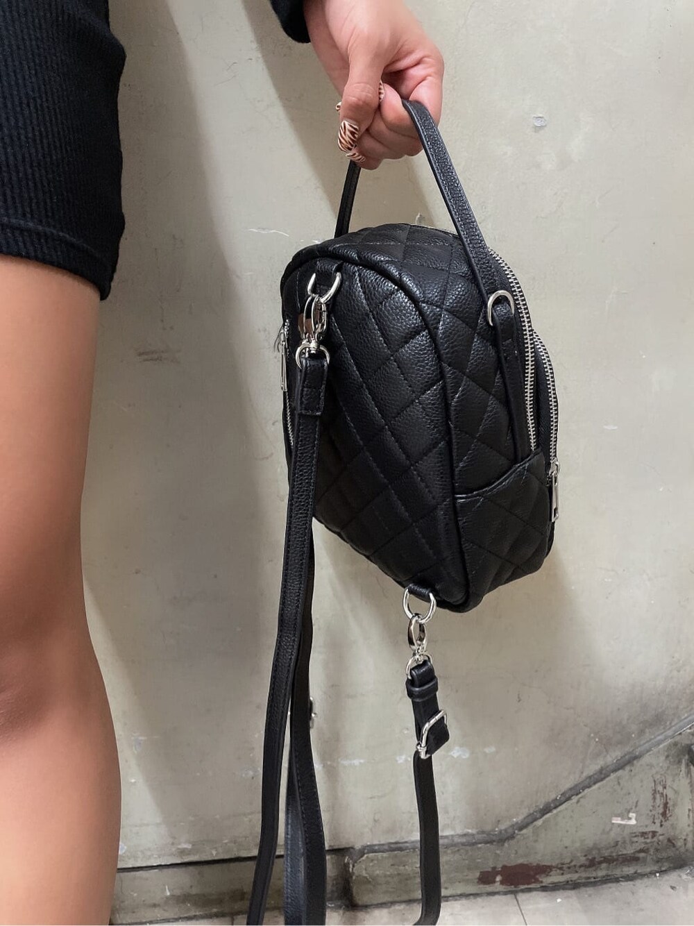 ブラック系のバックパック/リュック、ブラック系のワンピースを着用したレディースの秋コーディネートの5枚目の写真