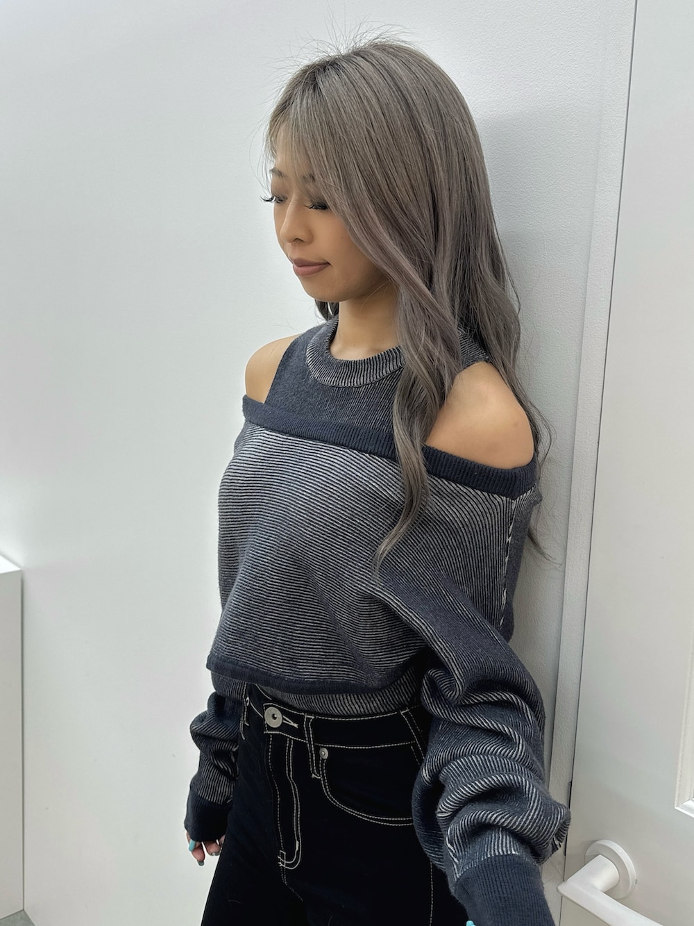 その他のアンサンブル、ブラック系のデニムパンツ、ブラック系のパンプスを着用したレディースの秋コーディネートの4枚目の写真