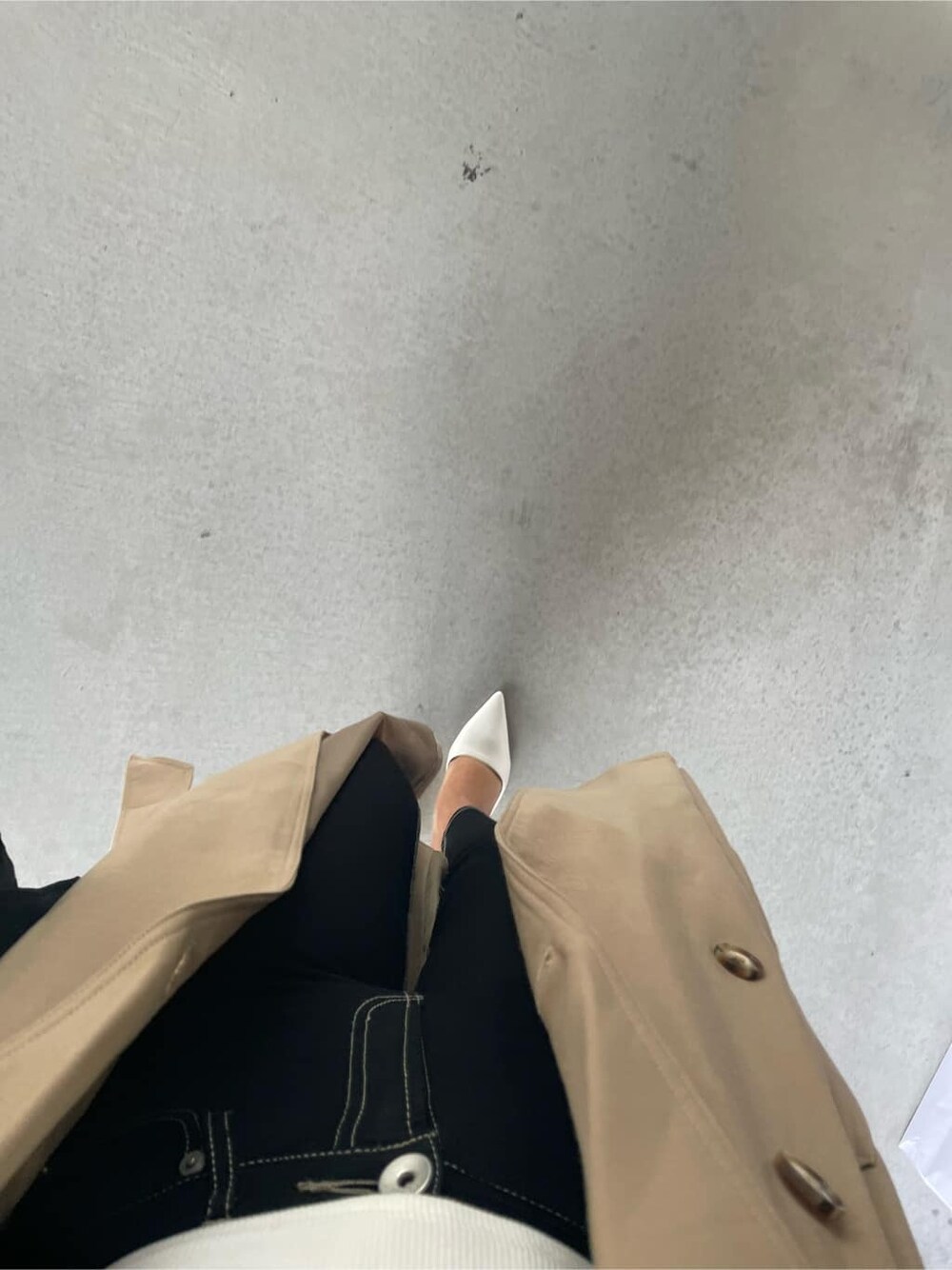 ホワイト系のパンプス、ホワイト系のチューブトップ、ブラック系のデニムパンツを着用したレディースの春コーディネートの9枚目の写真