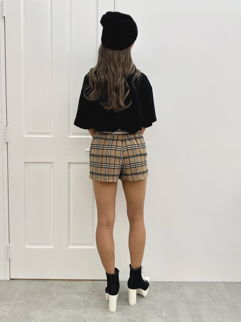 ブラック系のTシャツ/カットソー、ベージュ系のその他パンツ、ブラック系のブーツを着用したレディースの夏コーディネートの4枚目の写真