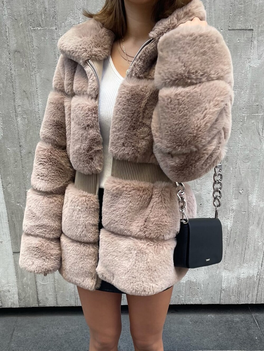 ブラック系のブーツ、ベージュ系のその他アウター、ホワイト系のニット/セーターを着用したレディースの冬コーディネートの3枚目の写真