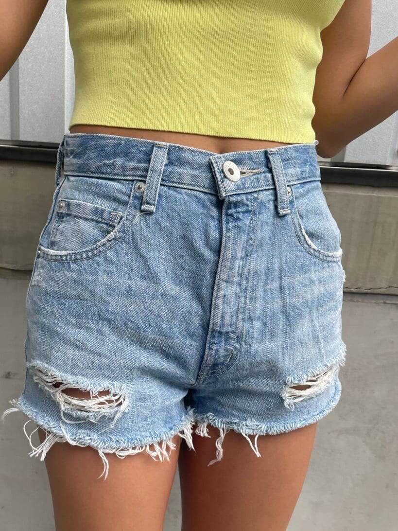 ホワイト系のシャツ/ブラウス、その他のサンダル、イエロー系のニット/セーターを着用したレディースの春コーディネートの6枚目の写真