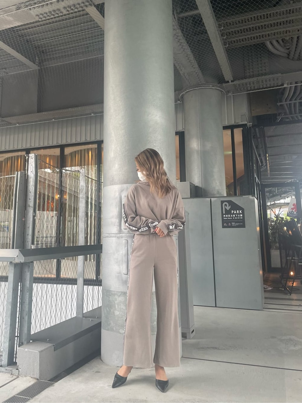 ブラック系のパンプス、ベージュ系のその他パンツ、ベージュ系のパーカーを着用したレディースの夏コーディネートの3枚目の写真