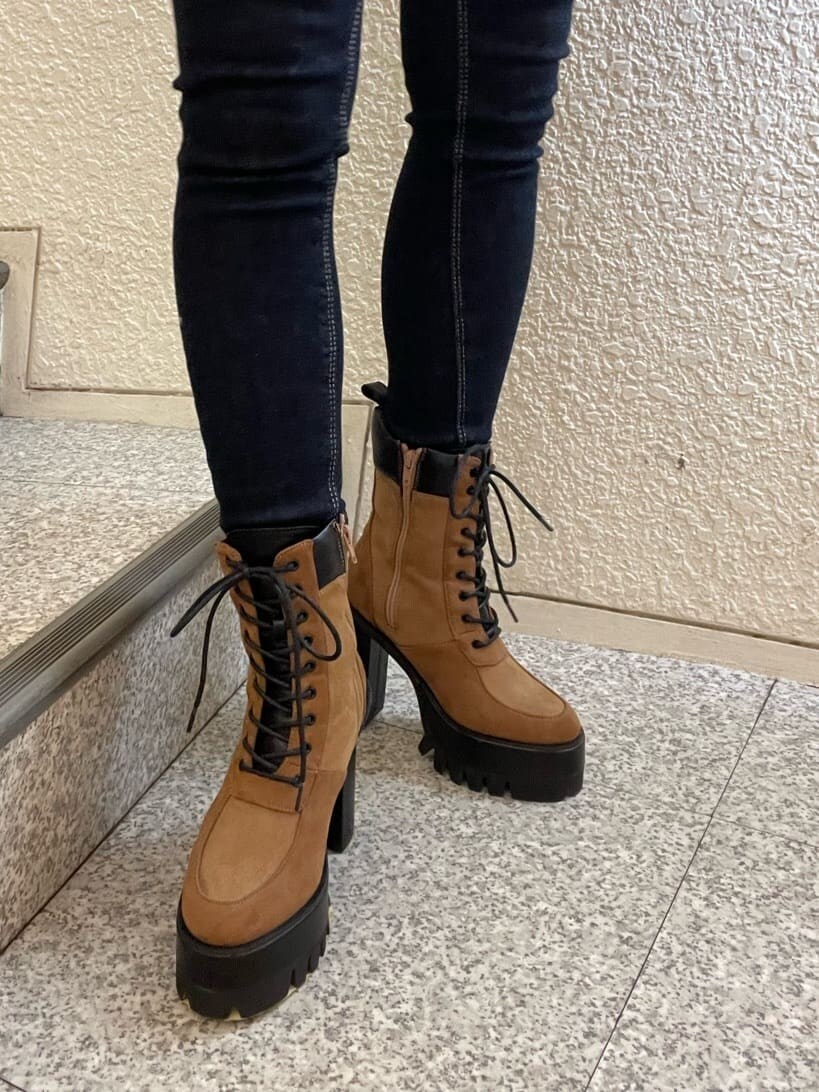 ブラウン系のブーツ、ブルー系のデニムパンツ、ブルー系のデニムパンツを着用したレディースの秋コーディネートの9枚目の写真