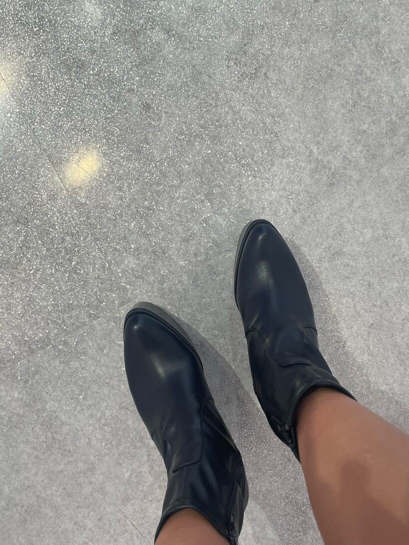 ブルー系のデニムパンツ、ブルー系のスウェット、ブラック系のブーツを着用したレディースの夏コーディネートの8枚目の写真