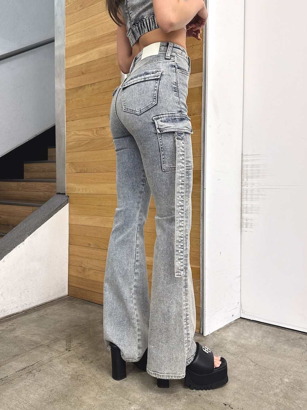ブルー系のタンクトップ、ブルー系のデニムパンツ、ブラック系のサンダルを着用したレディースの春コーディネートの7枚目の写真