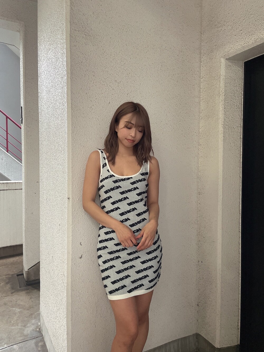 ホワイト系のワンピース、ブラック系のブーツを着用したレディースの夏コーディネートの3枚目の写真