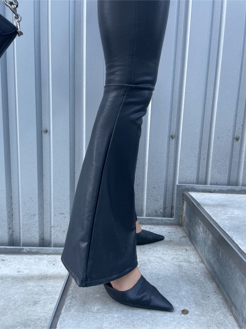 ブラック系のその他パンツ、ブラック系のショルダーバッグ、ブラック系のパンプスを着用したレディースの冬コーディネートの5枚目の写真