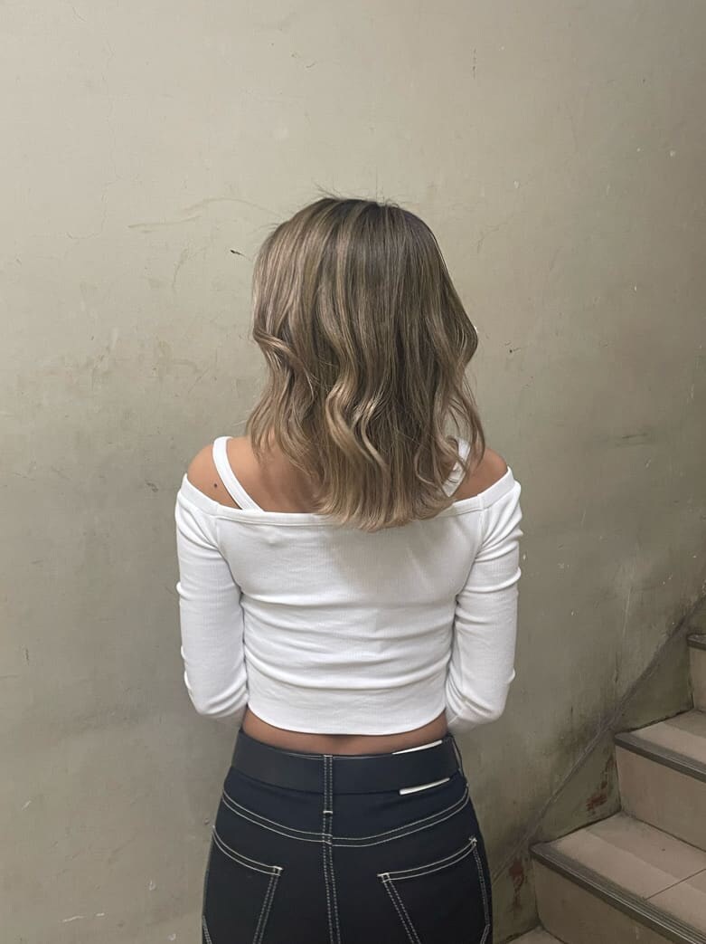 ブラック系のパンプス、ブラック系のデニムパンツ、ホワイト系のTシャツ/カットソーを着用したレディースの春コーディネートの5枚目の写真