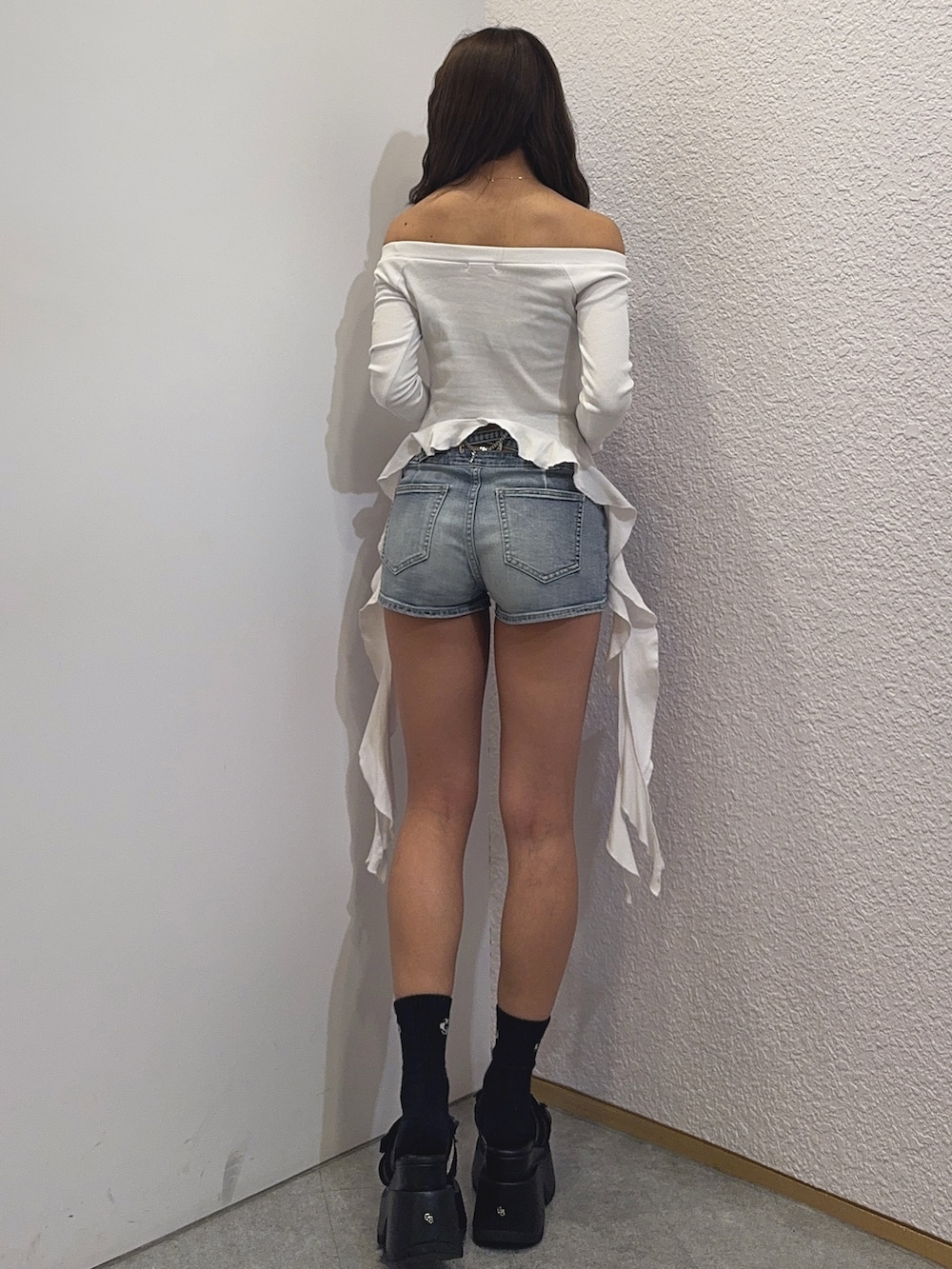 ホワイト系のTシャツ/カットソー、ブルー系のデニムパンツ、ブラック系のサンダルを着用したレディースの春コーディネートの4枚目の写真