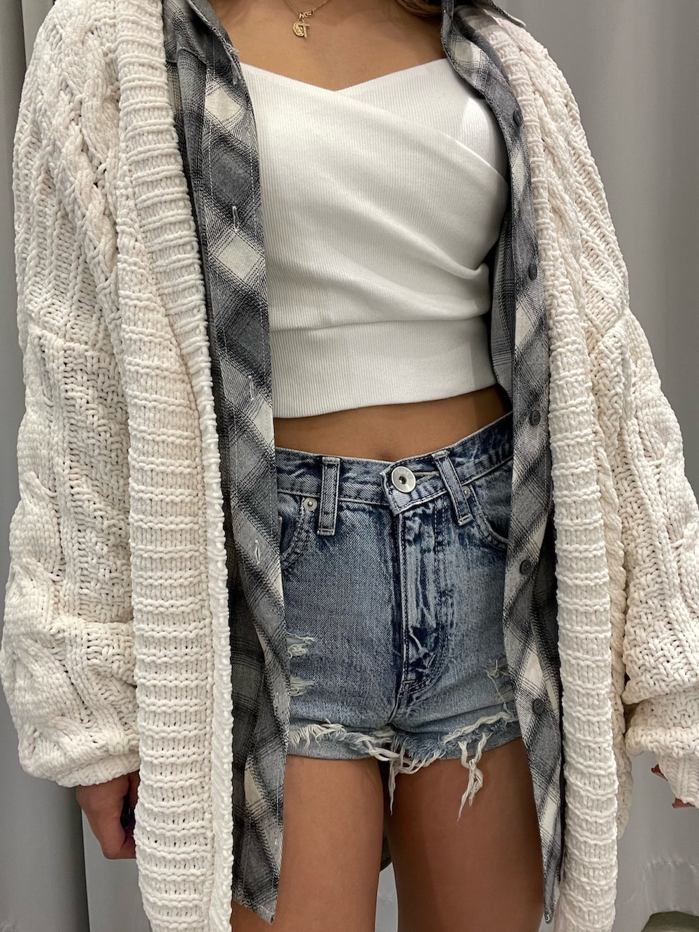 ホワイト系のカーディガン/ボレロ、ホワイト系のTシャツ/カットソー、ブルー系のデニムパンツを着用したレディースの春コーディネートの7枚目の写真