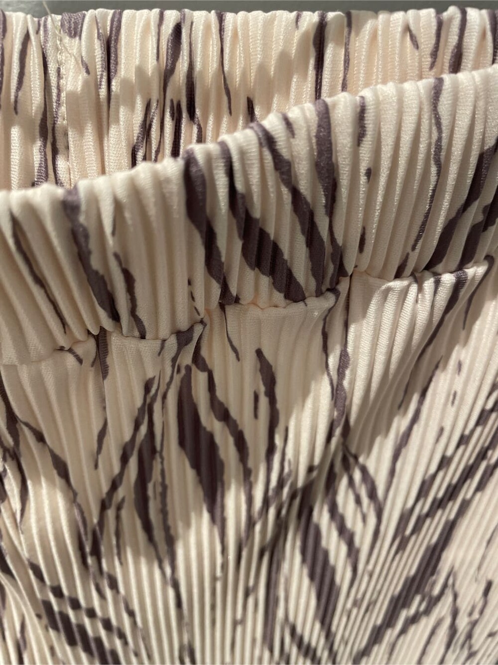 ブラック系のサンダル、ホワイト系のその他パンツ、ホワイト系のTシャツ/カットソーを着用したレディースの夏コーディネートの9枚目の写真