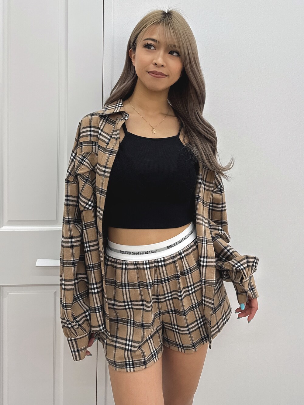 ベージュ系のその他パンツ、ベージュ系のシャツ/ブラウス、ブラック系のキャミソールを着用したレディースの夏コーディネートの4枚目の写真