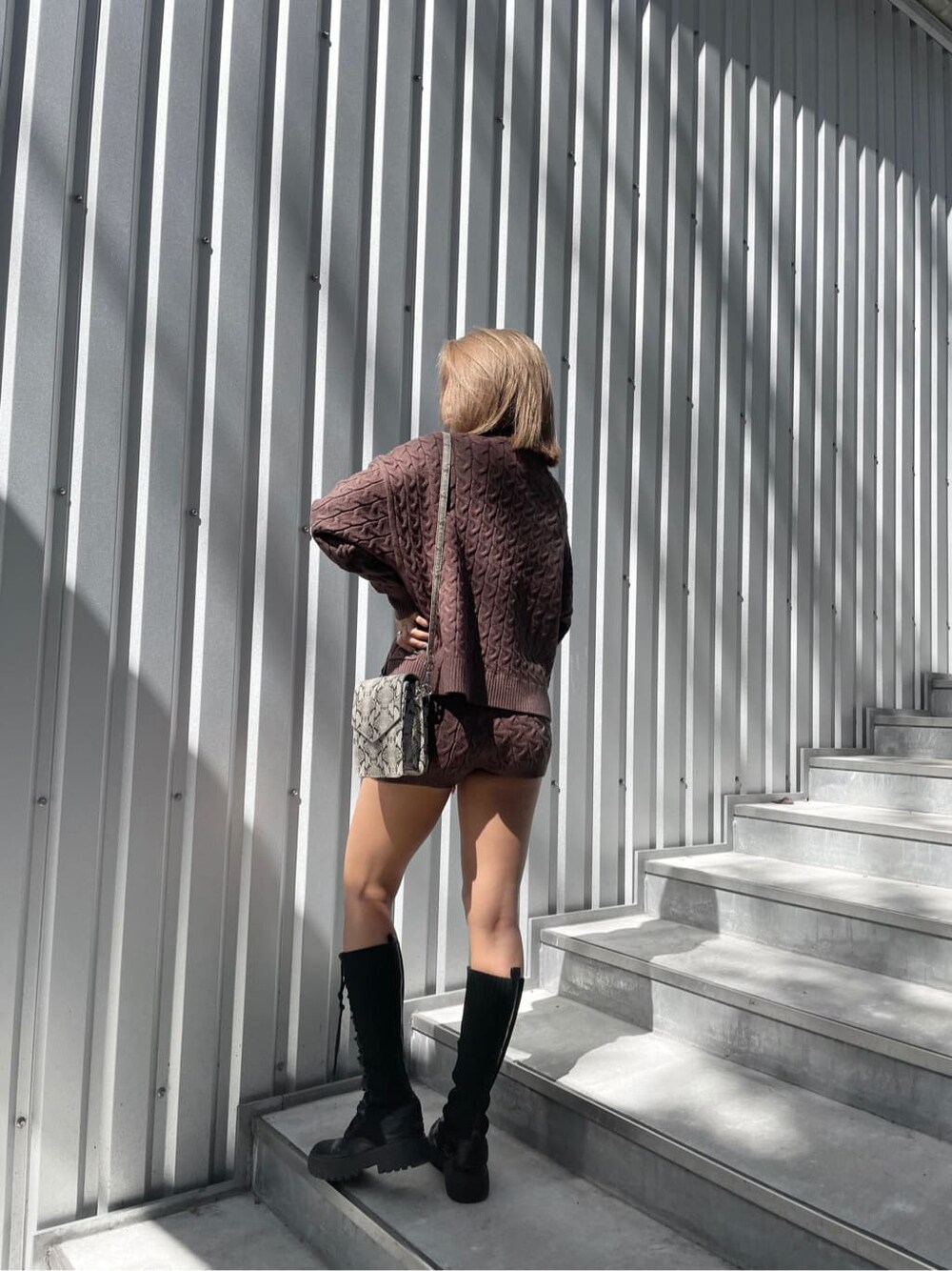 ブラウン系のその他パンツ、ブラック系のブーツ、ブラウン系のニット/セーターを着用したレディースの秋コーディネートの3枚目の写真