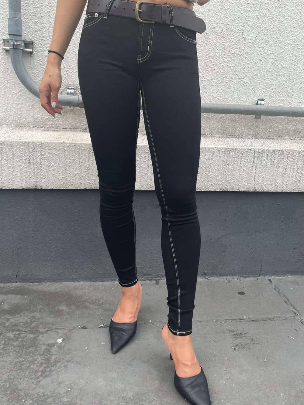 ブラック系のパンプス、ブラック系のデニムパンツ、グリーン系のシャツ/ブラウスを着用したレディースの夏コーディネートの8枚目の写真