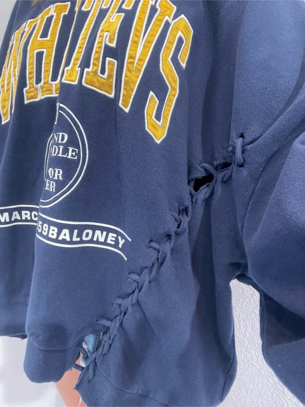 ブルー系のデニムパンツ、ブルー系のスウェット、ブラック系のブーツを着用したレディースの夏コーディネートの6枚目の写真