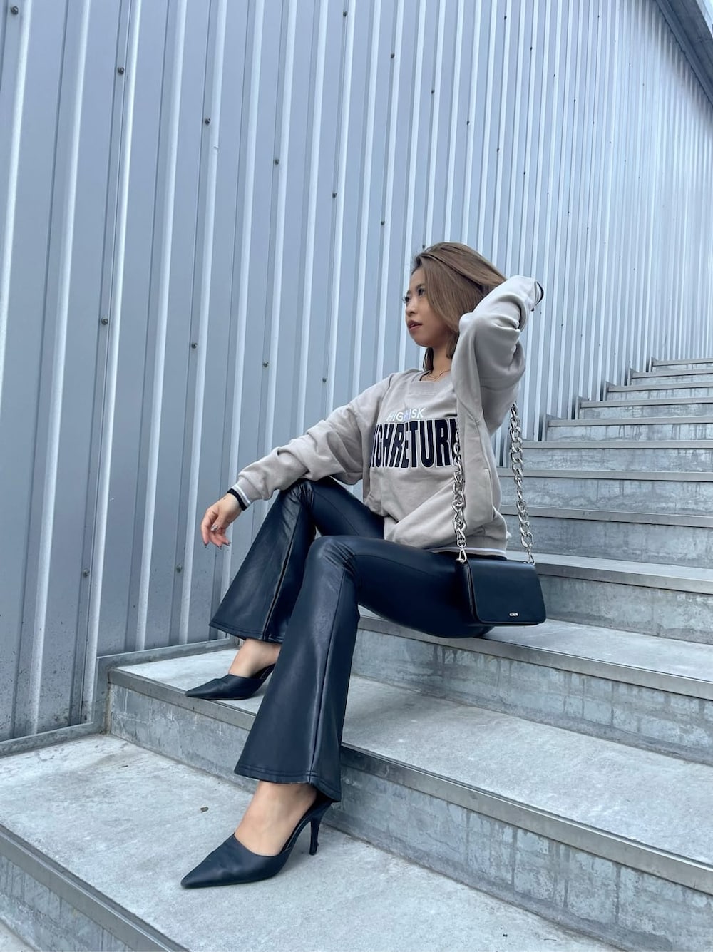 ブラック系のその他パンツ、ブラック系のショルダーバッグ、ブラック系のパンプスを着用したレディースの冬コーディネートの3枚目の写真