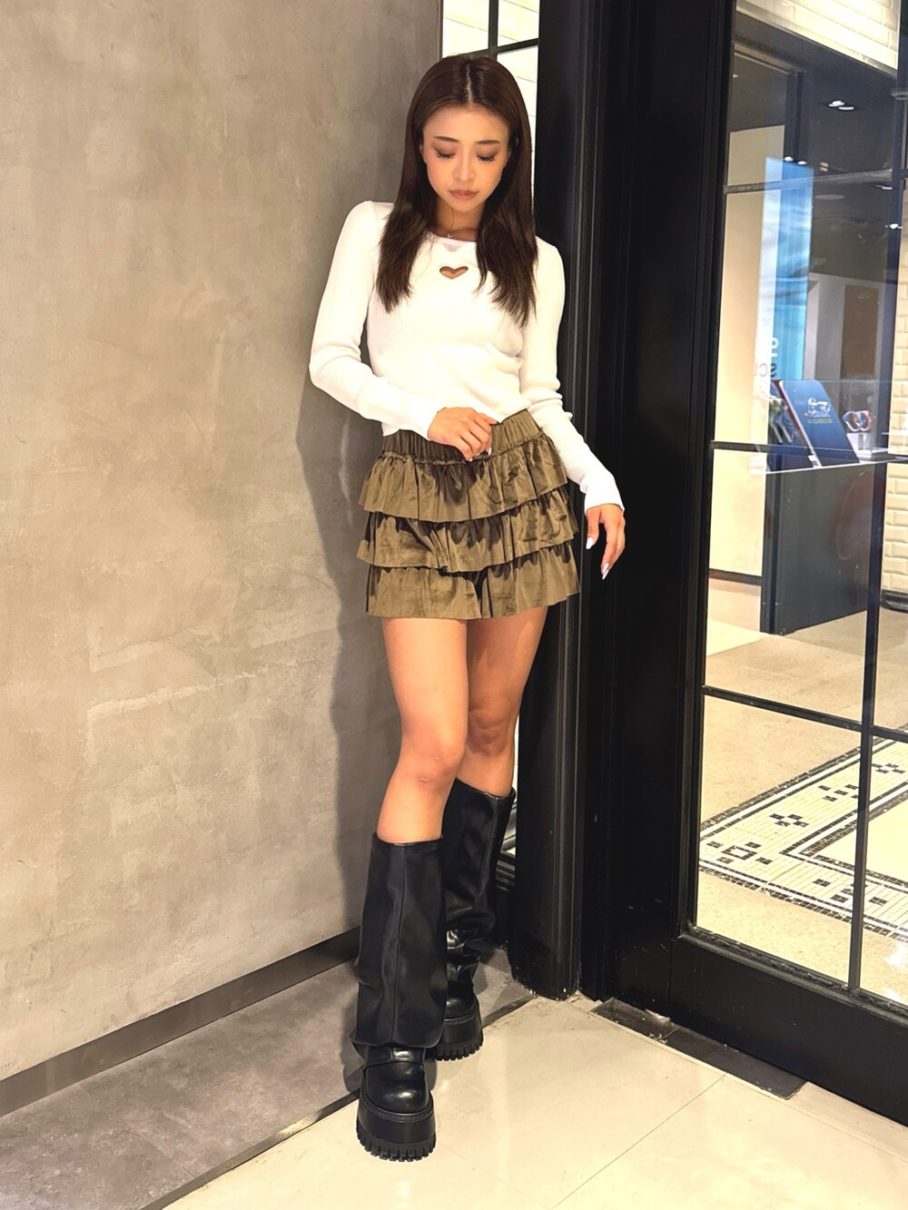 ホワイト系のニット/セーター、グリーン系のその他パンツ、ブラック系のブーツを着用したレディースの秋コーディネートの2枚目の写真