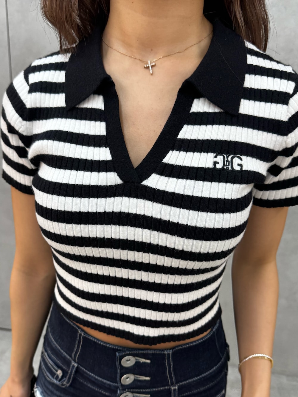 その他のニット/セーター、ブルー系のデニムパンツ、ブラック系のパンプスを着用したレディースの春コーディネートの6枚目の写真