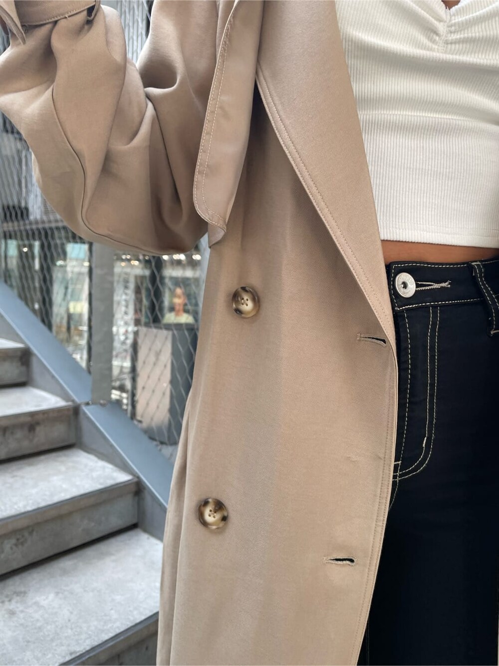 ホワイト系のパンプス、ホワイト系のチューブトップ、ブラック系のデニムパンツを着用したレディースの春コーディネートの6枚目の写真