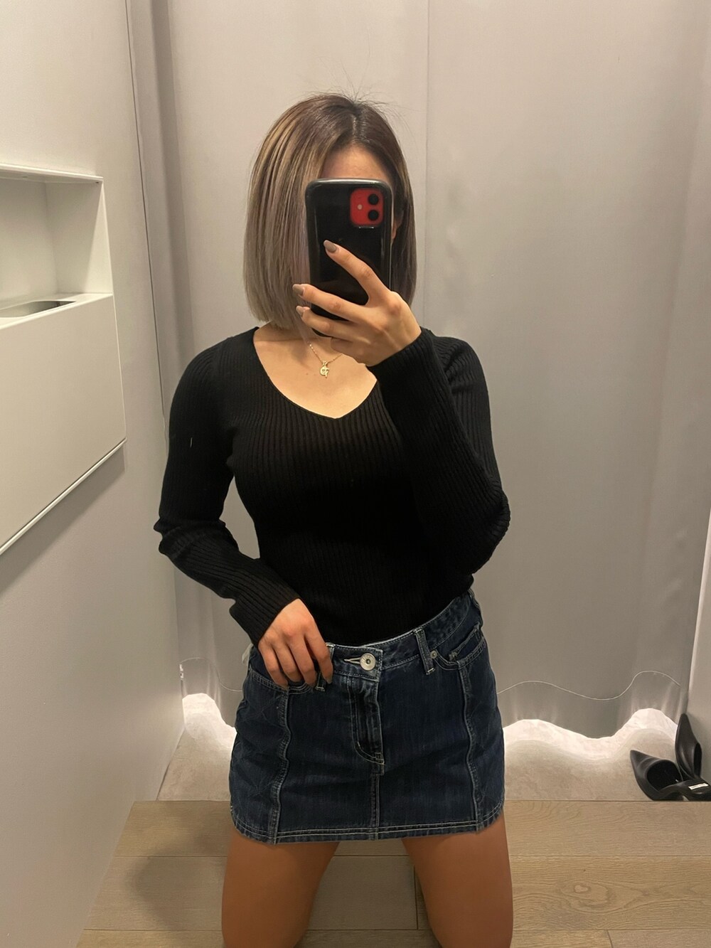 ブルー系のデニムパンツ、ブラック系のブーツ、ブルー系のデニムジャケットを着用したレディースの秋コーディネートの2枚目の写真