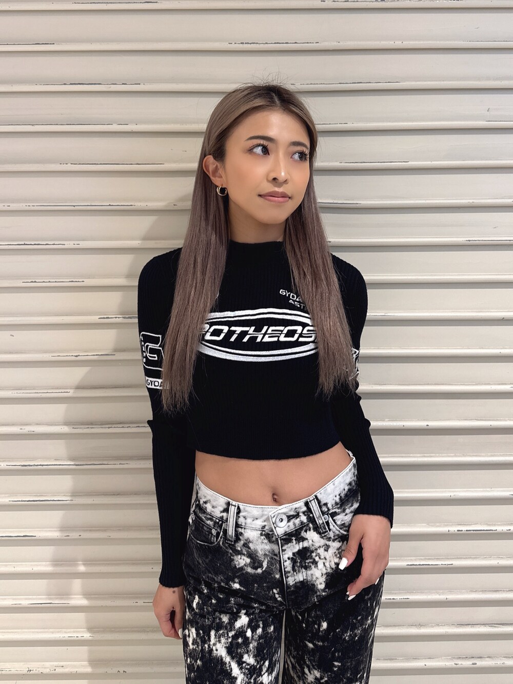 ブラック系のニット/セーター、ブラック系のデニムパンツ、ベージュ系のブーツを着用したレディースの秋コーディネートの4枚目の写真