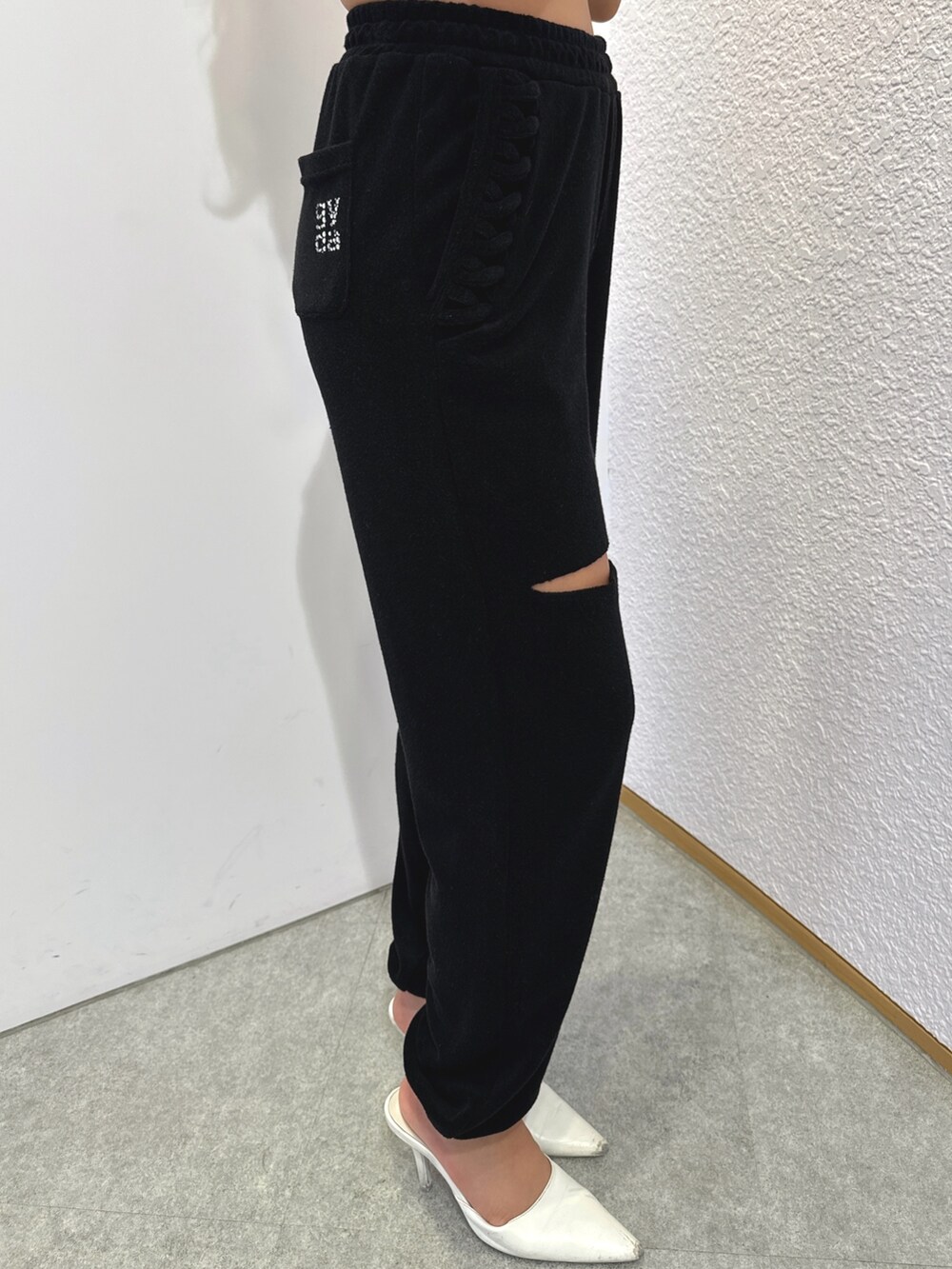 ブラック系のチューブトップ、ブラック系のその他パンツ、ホワイト系のパンプスを着用したレディースの春コーディネートの9枚目の写真