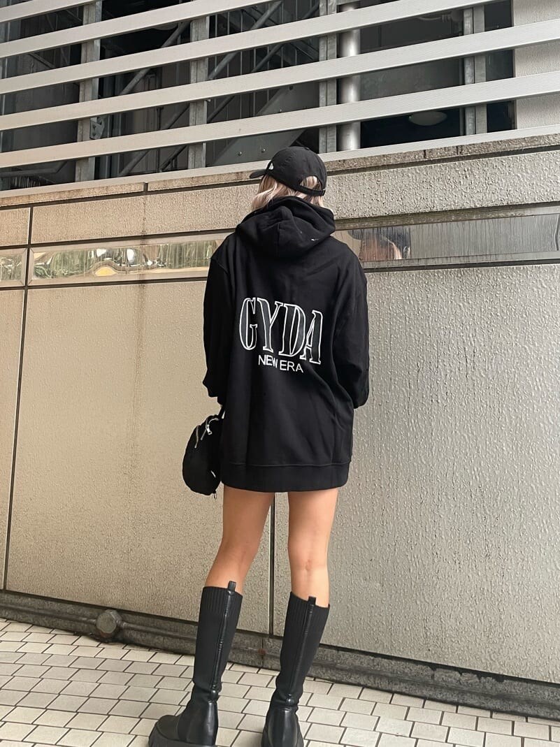 ブラック系のブーツ、ブラック系のバックパック/リュック、ブラック系のTシャツ/カットソーを着用したレディースの秋コーディネートの2枚目の写真