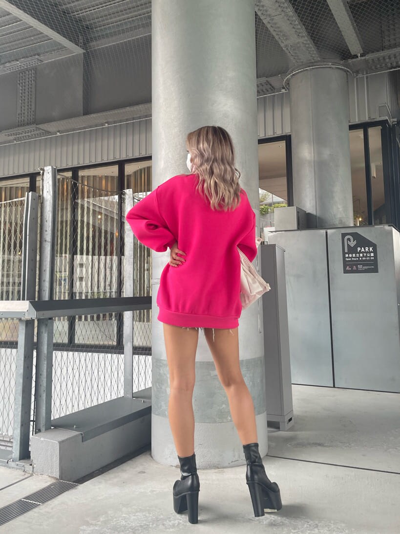 ブルー系のデニムパンツ、ピンク系のスウェット、ブラック系のブーツを着用したレディースの夏コーディネートの7枚目の写真