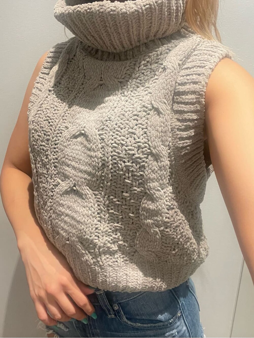 ブルー系のデニムパンツ、ベージュ系のニット/セーターを着用したレディースの夏コーディネートの5枚目の写真