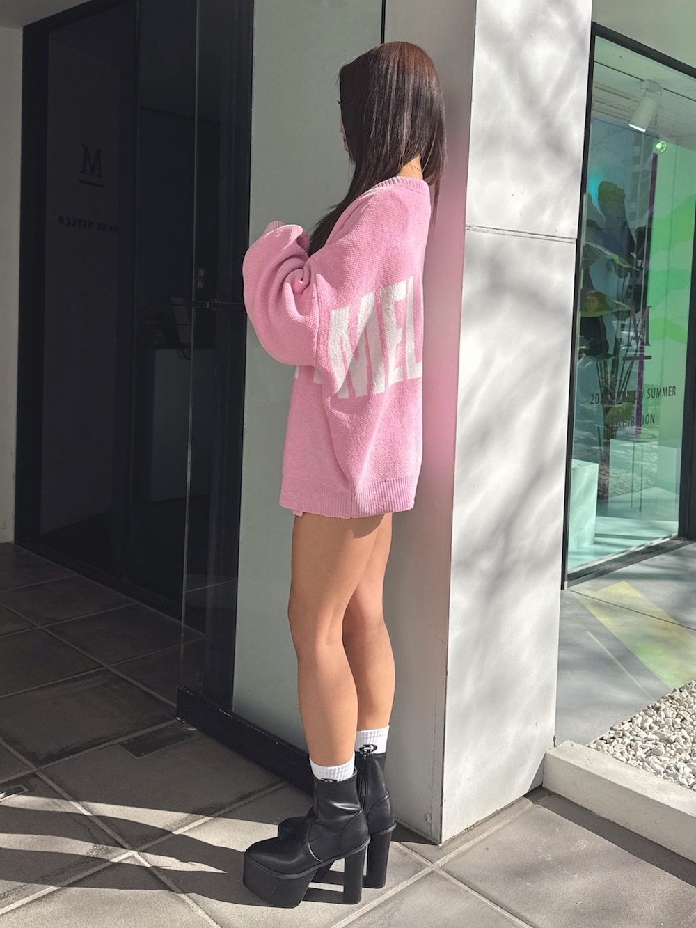 ホワイト系のTシャツ/カットソー、ピンク系のカーディガン/ボレロ、ブラック系のデニムパンツを着用したレディースの春コーディネートの3枚目の写真