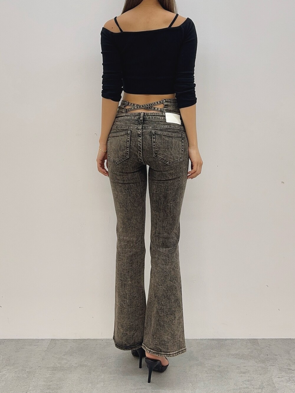 ブラック系のTシャツ/カットソー、ブラック系のデニムパンツ、ブラック系のパンプスを着用したレディースの秋コーディネートの3枚目の写真