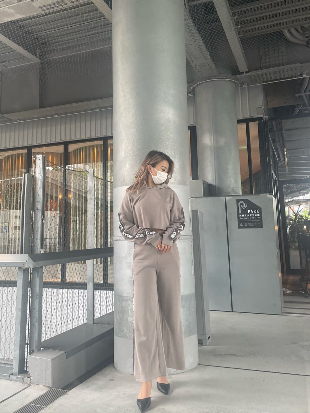 ブラック系のパンプス、ベージュ系のその他パンツ、ベージュ系のパーカーを着用したレディースの夏コーディネートの2枚目の写真